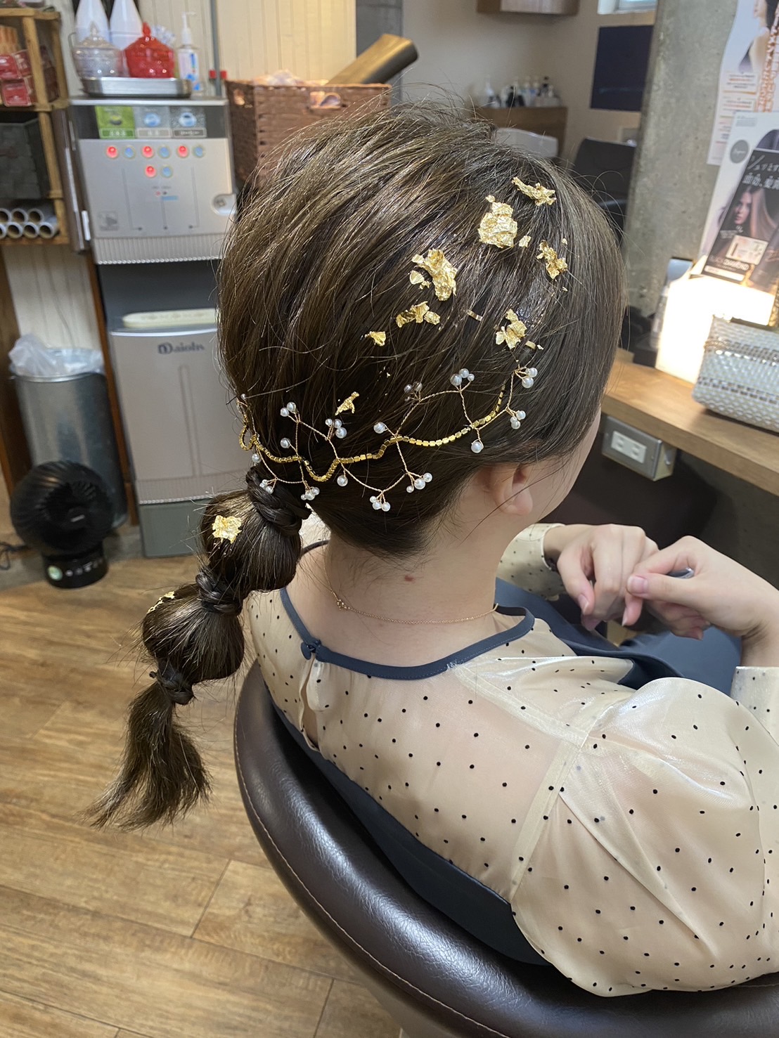 ポンポン金粉ヘアアレンジ　結婚式　人気スタイリスト　ランキングが高い美容院　岐阜柳津町　ヘアーラウル