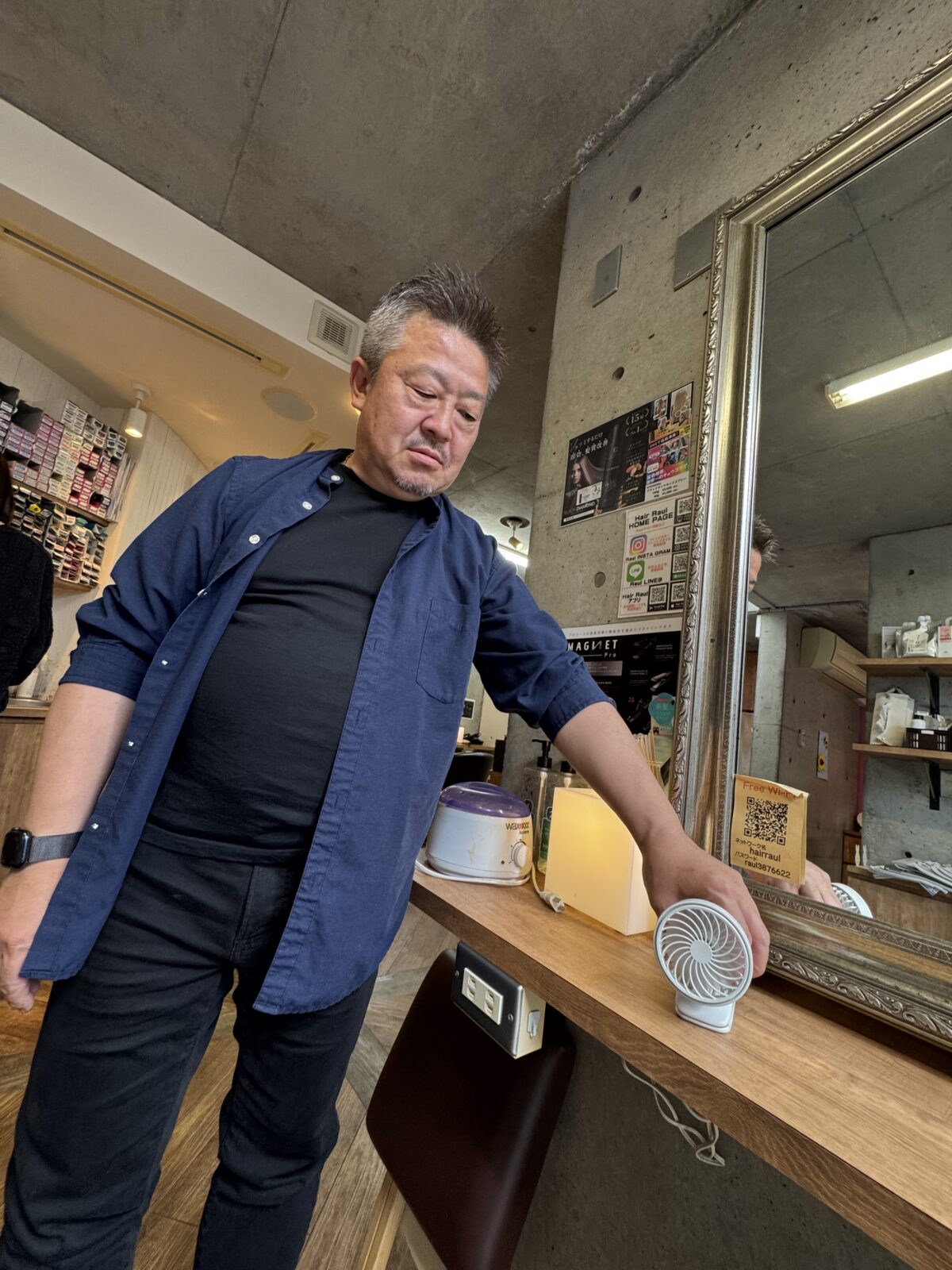 夏の美容院は暑い　チリチリ　天然パーマ　まっすぐの髪　自然なストレート　縮毛矯正人気スタイリスト　ランキングが高い美容院　白髪染め　ハゲ予防　美革ストレート　岐阜柳津町　ヘアーラウル