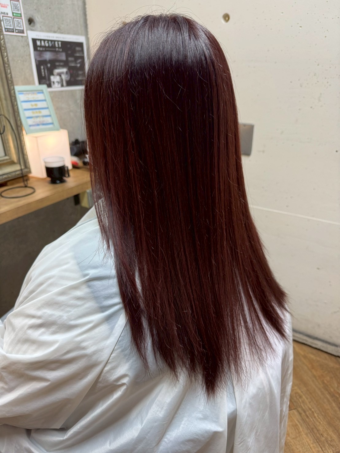赤紫寄りの深みレッド🍷 髪の赤みやオレンジみを打ち消しながら しっかりとした“ボルドー”の色味を表現 色持ちも良く 退色過程も綺麗です✨